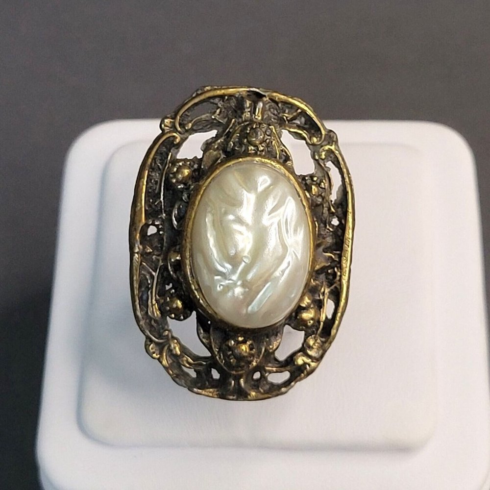 Womens Gold Tone Oval Mother Of Pearl MOP Filigree Knuckle Ring Size 6 1/2